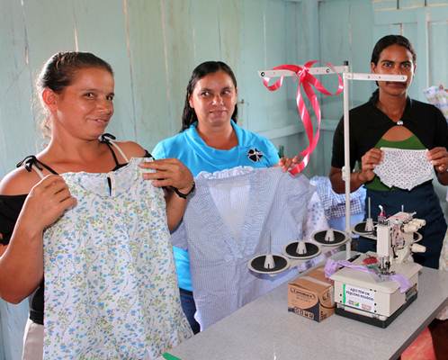 Produção de vestuário adulto e infantil. Foto Flickr @Agência de Notícias do Acre Produção de vestuário adulto e infantil