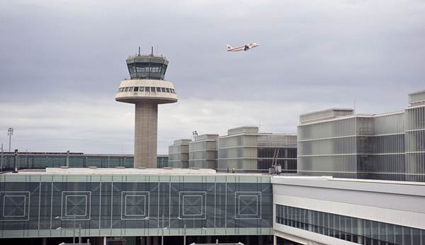 A torre de controle deve estar localizada em local estratégico para que a visão abranja todas as dependêcias. Foto Flickr @Iberia Airlines A torre de controle deve estar localizada em local estratégico para que a visão abranja todas as dependêcias