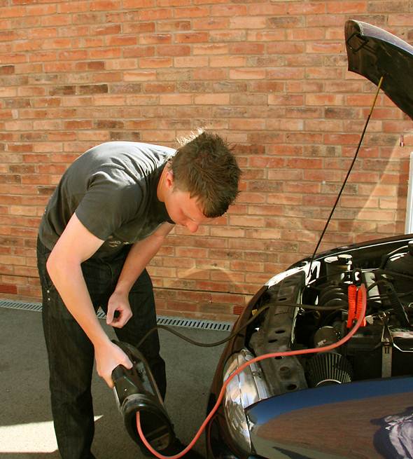 A bateria é responsável pela energia que acende as lanternas, liga o carro e mantem o som ligado. Sua vida útil é de quatro anos A bateria é responsável pela energia que acende as lanternas, liga o carro e mantem o som ligado. Sua vida útil é de quatro anos