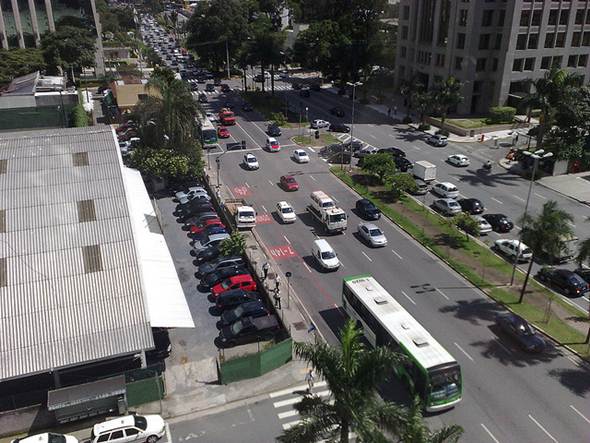 Nas grandes cidades o número de automóveis é ainda maior que o total da população . Foto Flickr @Blog do MÃlton Jung Nas grandes cidades o número de automóveis é ainda maior que o total da população