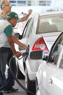 As pessoas que atendem nos postos de gasolina são chamados de frentistas. Foto Flickr @Fotos Gov/Ba As pessoas que atendem nos postos de gasolina são chamados de frentistas