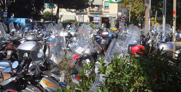 Os estacionamentos podem dividir seu espaço em motos e carros . Foto Flickr @Francisco Antunes Os estacionamentos podem dividir seu espaço em motos e carros