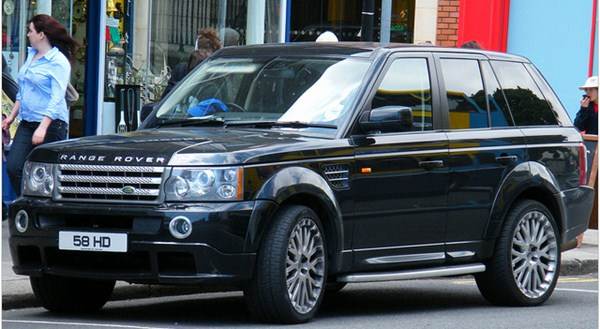 Em carros de celebridades são colocadas a película mais escura. Foto Flickr @|| UggBoy♥UggGirl || PHOTO || WORLD || TRAVEL || Em carros de celebridades são colocadas a película mais escura