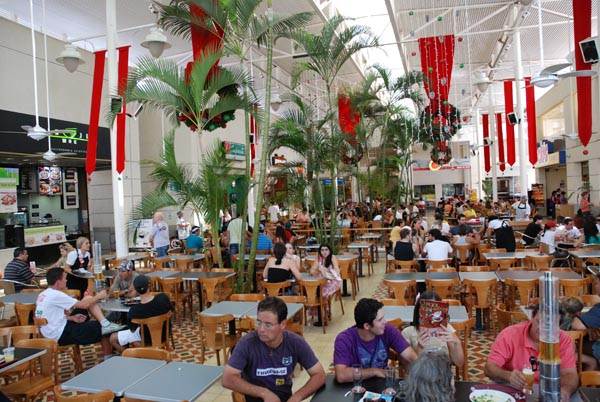 Terraço ou praça de alimentação do Shopping Uberaba