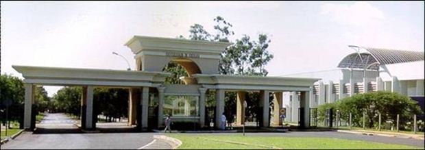 Entrada principal do Campus Aeroporto em Uberaba - Uniube