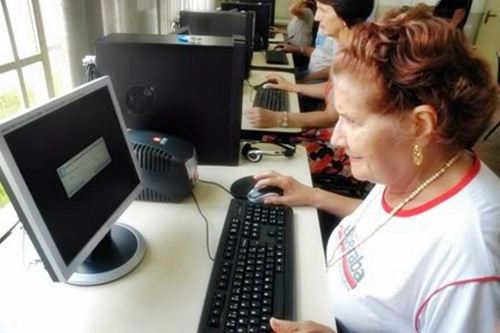 Aula de informática no Telecentro UAI Uberaba - Foto: Eduura